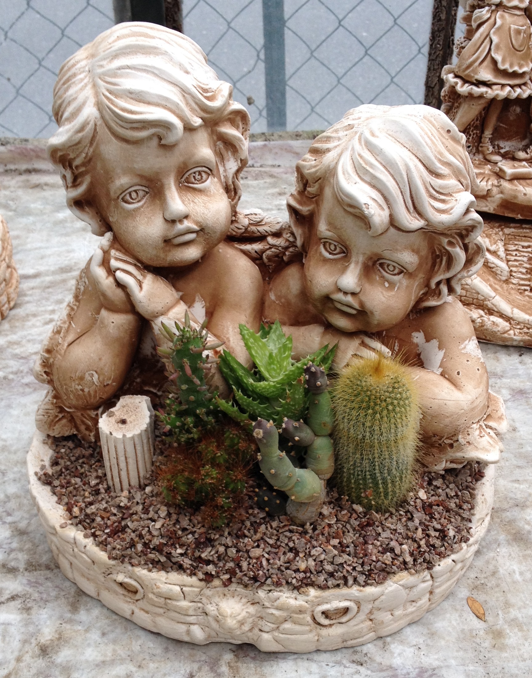 Statuetta Bambini con piante grasse